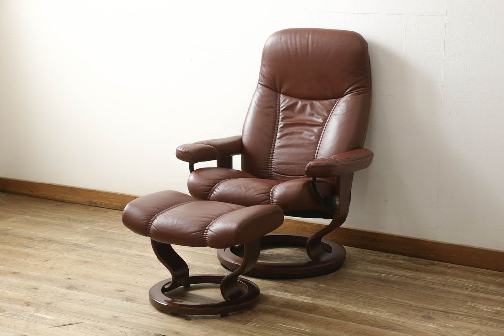 中古　美品　本革　EKORNES(エコーネス)　コンサルシリーズ　クラシック　Mサイズ　オットマン付きストレスレスチェア(レザー、リクライニングチェア、一人掛けソファ、アームチェア)(定価約23万円)(R-058742)