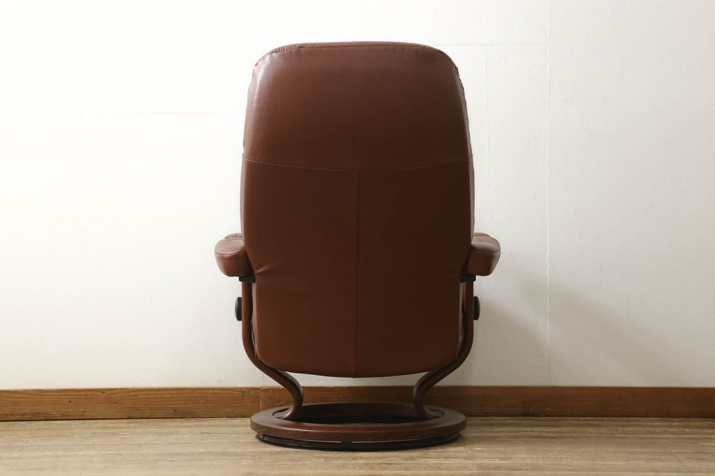 中古　美品　本革　EKORNES(エコーネス)　コンサルシリーズ　クラシック　Mサイズ　オットマン付きストレスレスチェア(レザー、リクライニングチェア、一人掛けソファ、アームチェア)(定価約23万円)(R-058742)