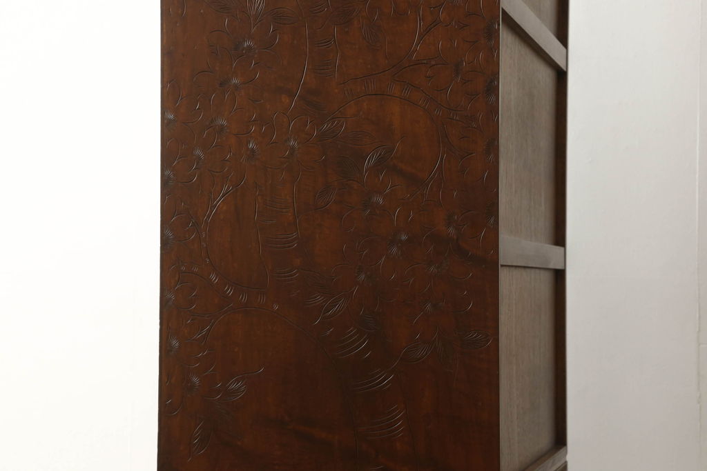 中古　美品　軽井沢彫り　細やかな彫刻に圧倒されるワードローブ(衣装タンス、洋服たんす)(R-059530)