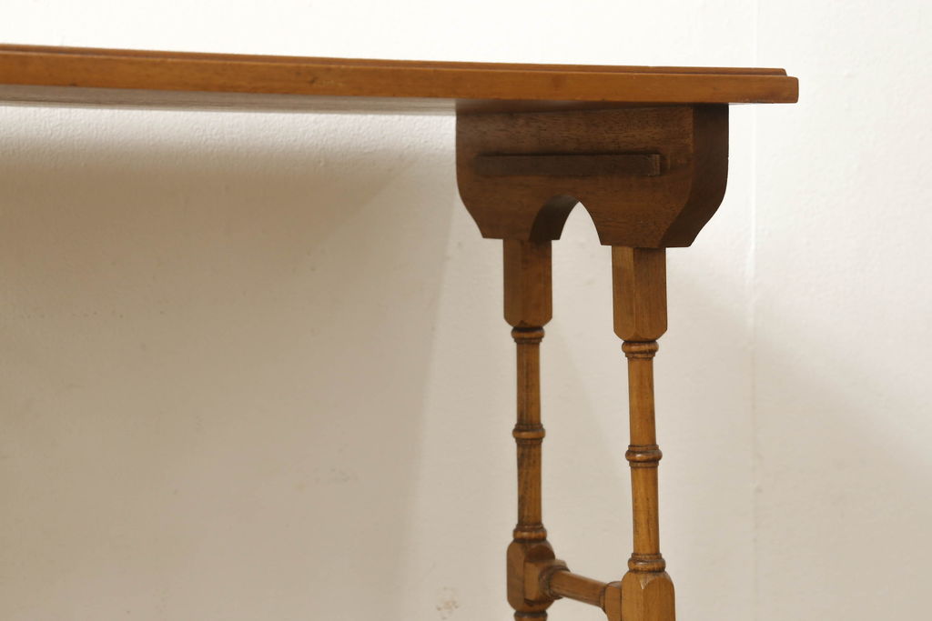 イギリスアンティーク　天板パイン材　凝ったデザインが魅力のネストテーブル(サイドテーブル、コーヒーテーブル)(R-050228)