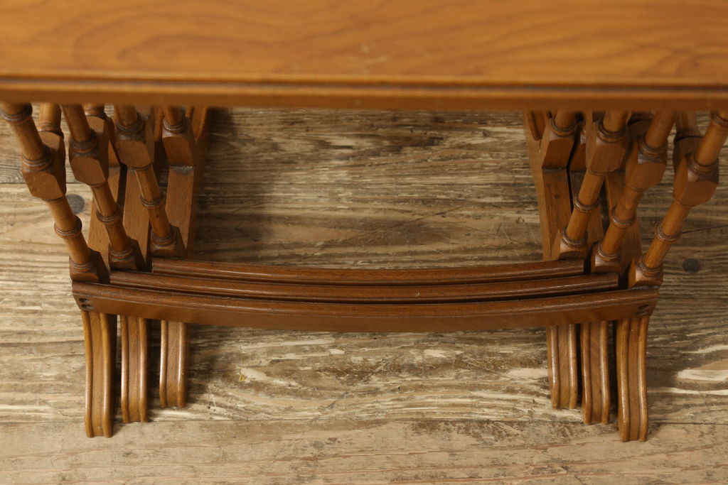 イギリスアンティーク　天板パイン材　凝ったデザインが魅力のネストテーブル(サイドテーブル、コーヒーテーブル)(R-050228)