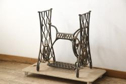 中古　美品　バロッサバレンティ(VARO,S.A. VALENTI)　細部まで凝ったデザインが魅力的なダイニングテーブル(4人掛け、6人掛け、食卓)(R-061553)