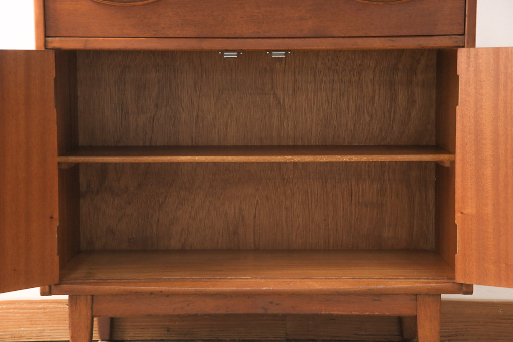 ヴィンテージ家具　北欧ビンテージ　チーク材　木の温もりとデザイン性を兼ね備えたライティングビューロー(簿記机、在宅ワーク、在宅用デスク)(R-050268)
