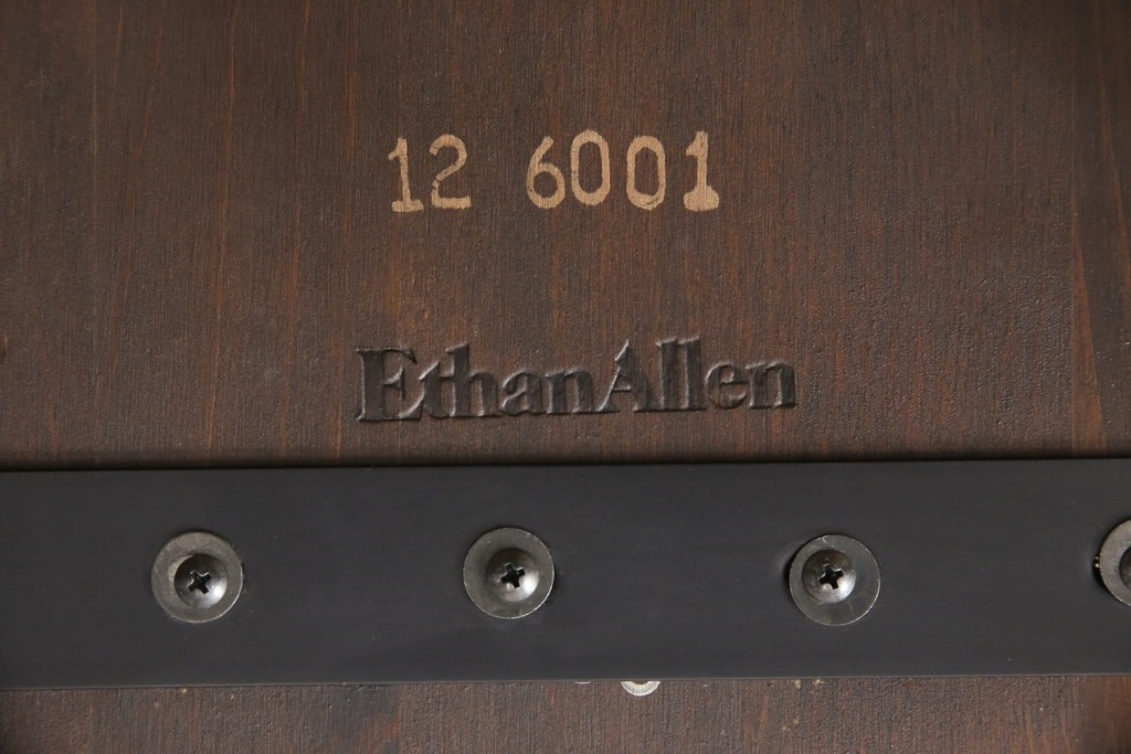 中古　ETHAN ALLEN(イーセンアーレン)　パイン材　挽き物の意匠がおしゃれ!落ち着いた色合いが魅力のチェア4脚セット(アームチェア、板座チェア)(R-048305)