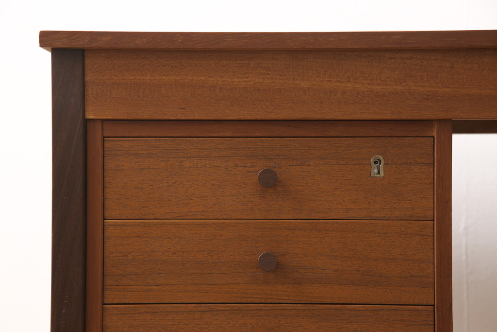 デンマークヴィンテージ　チーク・ローズウッド材　シンプルですっきりとした佇まいのニーホールデスク(両袖机、在宅ワーク、在宅用ワークデスク、ビンテージ)(R-050951)