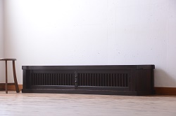 和製アンティーク　古い欅(ケヤキ)材の味わいが魅力的な壁掛け楔(くさび)式飾り棚(吊り棚、ウォールラック、壁掛け収納、ウォールシェルフ)(R-065430)