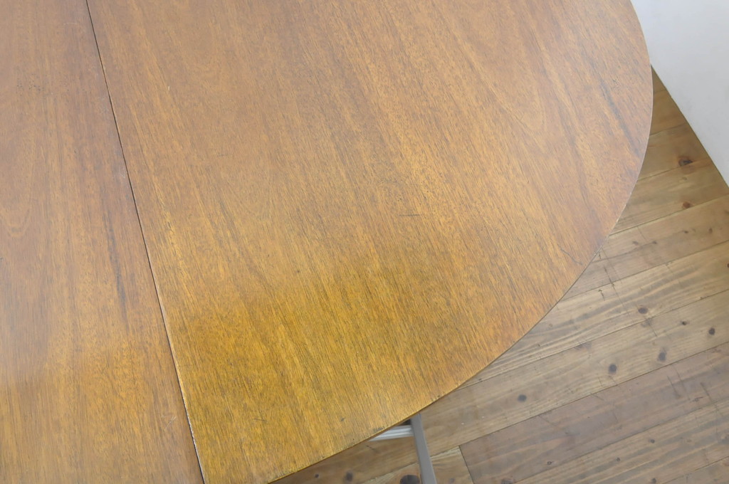 中古　DREXEL HERITAGE(ドレクセルヘリテイジ)　Triune(トライユン)　品のある佇まいが魅力のダイニングテーブル(エクステンションテーブル、ラウンドテーブル、食卓、4人掛け、6人掛け、8人掛け)(R-065206)