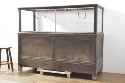 レトロ家具　昭和レトロ　引き出せる作業台付き　柔らかな雰囲気漂うアンティークペイントの食器棚(カップボード、収納棚)