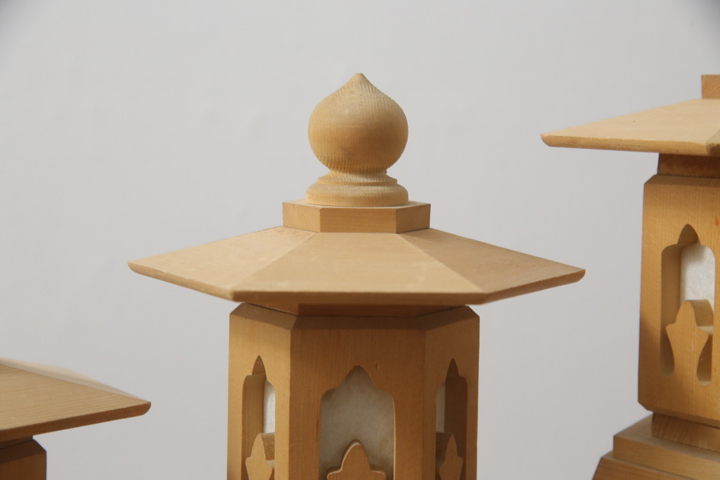 中古　ヒバ材　美術品のような存在感を放つ祭壇の彫刻照明2台セット(フロアスタンド、スタンドライト)(R-073518)