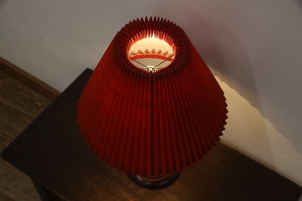 中古　松本民芸家具　赤色の和紙傘が情緒溢れるA型スタンド(シェード、テーブルスタンド、卓上照明、テーブルライト)(R-060033)