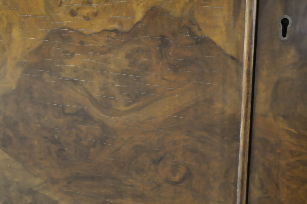 イギリスアンティーク　ウォールナット材　鳥杢　バーズアイの杢目が美しい!!シンプルな縦型チェスト(引き出し、キャビネット、収納棚、戸棚、英国)(R-065598)