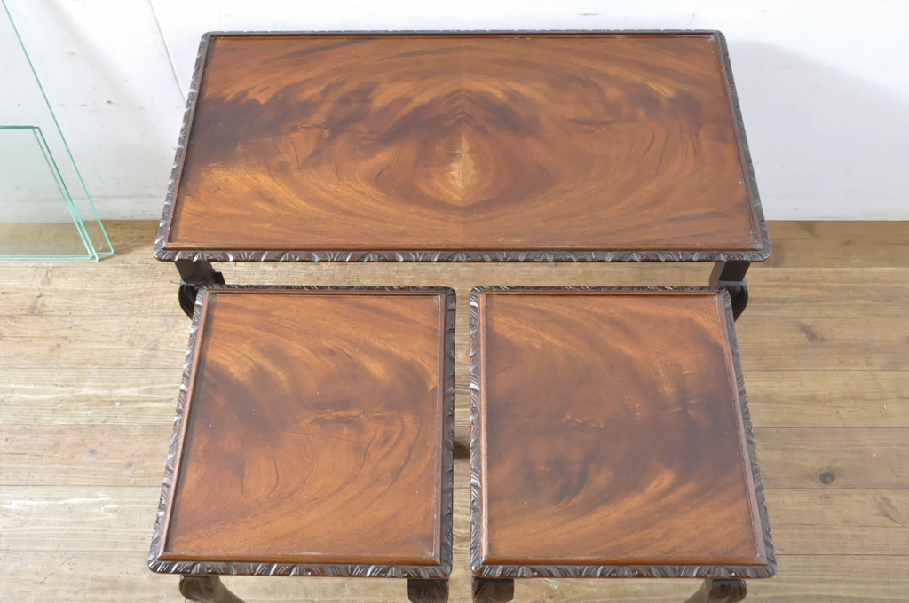 イギリスアンティーク　ガラス天板付き　ウォールナット材の杢目が素晴らしいネストテーブル(サイドテーブル、カフェテーブル、コーヒーテーブル、ローテーブル、英国)(R-065605)