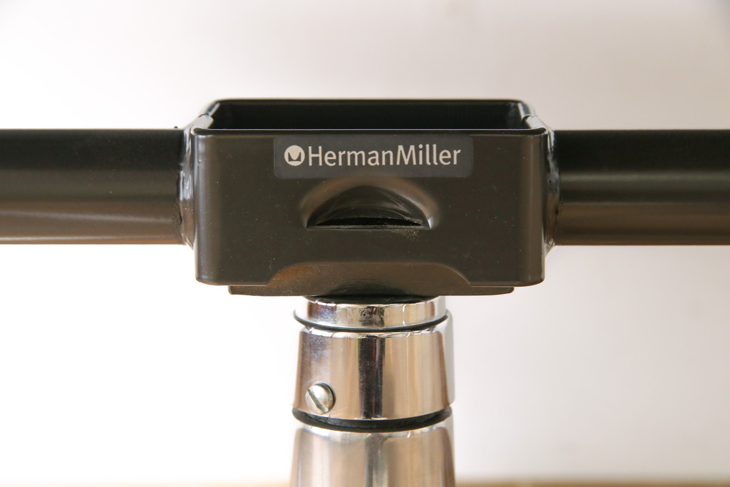 中古　美品　Hermanmiller(ハーマンミラー社)　イームズアルミナムグループ　本革　キャスター付き　洗練されたデザインが魅力的なマネジメントチェア(レザー、オフィスチェア、アームチェア、椅子)(定価約30万円)(R-027200)