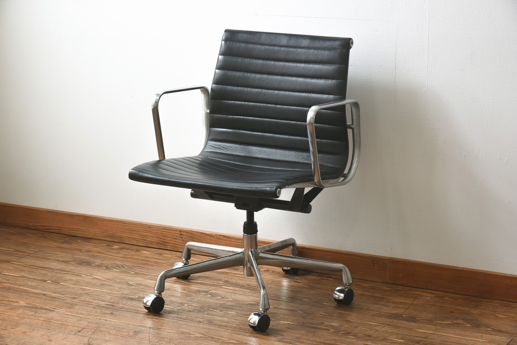 中古　美品　Hermanmiller(ハーマンミラー社)　イームズアルミナムグループ　本革　キャスター付き　 洗練されたデザインが魅力的なマネジメントチェア(レザー、オフィスチェア、アームチェア、椅子)(定価約30万円)(R-027204)