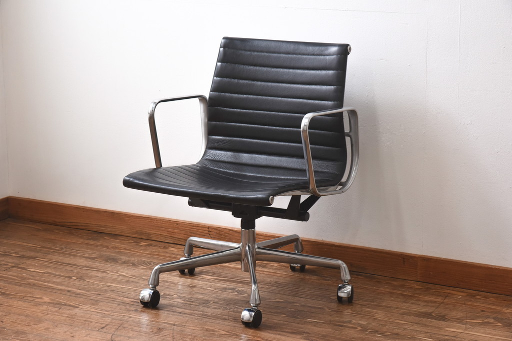 中古　美品　Hermanmiller(ハーマンミラー社)　イームズアルミナムグループ　本革　キャスター付き　洗練されたデザインが魅力的なマネジメントチェア(レザー、オフィスチェア、アームチェア、椅子)(定価約30万円)(R-027205)