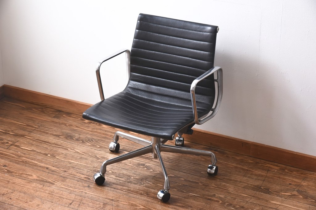 中古　美品　Hermanmiller(ハーマンミラー社)　イームズアルミナムグループ　本革　キャスター付き　洗練されたデザインが魅力的なマネジメントチェア(レザー、オフィスチェア、アームチェア、椅子)(定価約30万円)(R-027205)