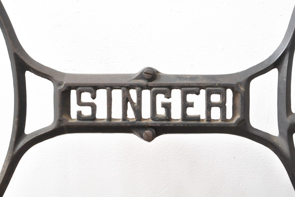 イギリスアンティーク　SINGER(シンガー)社　レトロな雰囲気が魅力的なミシンの鉄脚(シンガーミシン、ミシンテーブル、ミシン台)(R-055242)