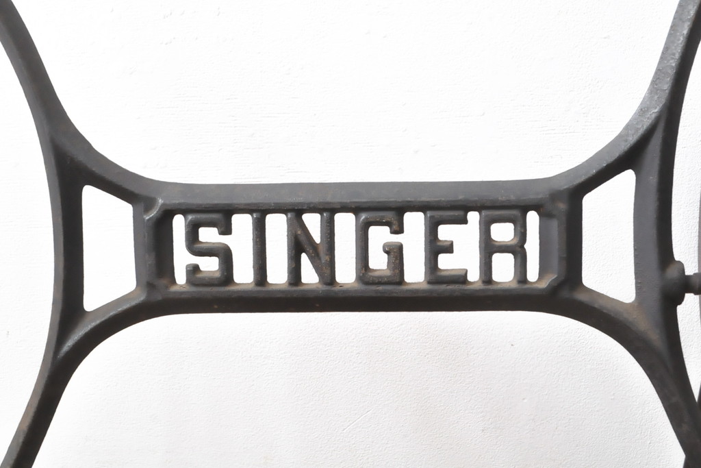 イギリスアンティーク　SINGER(シンガー)社　レトロな雰囲気が魅力的なミシンの鉄脚(シンガーミシン、ミシンテーブル、ミシン台)(R-055244)