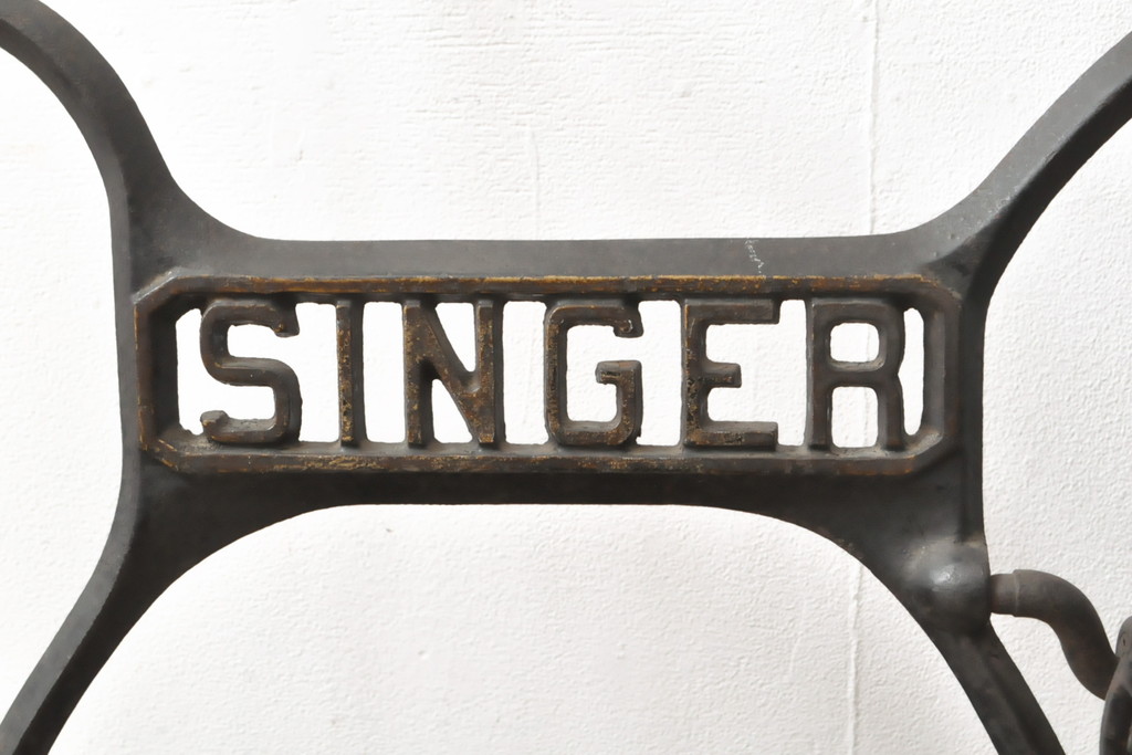 イギリスアンティーク　SINGER(シンガー)社　カフェ風インテリアにおすすめのミシンの鉄脚(シンガーミシン、ミシンテーブル、ミシン台)(R-055212)