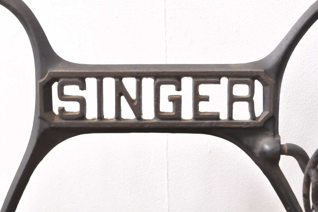 イギリスアンティーク　SINGER(シンガー)社　お洒落なインテリアにおすすめのミシンの鉄脚(シンガーミシン、ミシンテーブル、ミシン台)(R-055209)