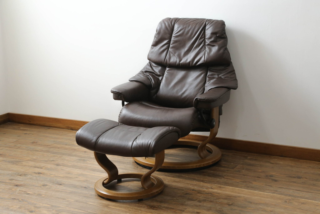 中古　美品　EKORNES(エコーネス)　Reno(レノクラシック)　本革(レザー)　チーク材　チョコレートカラー　オットマン付き　ストレスレスチェアMサイズ(アームチェア、リクライニングチェア、椅子、一人掛けソファ、1Pソファ、北欧)(定価約47万円)(R-069491)