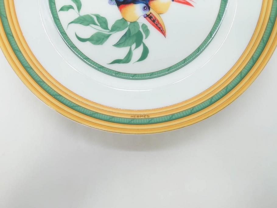 フランス　HERMES(エルメス)　トゥカン　大胆かつ繊細に描かれた鳥たちが華やかな雰囲気を醸し出すトリオセット(カップ&ソーサー、プレート、皿、C&S、洋食器)(R-073374)