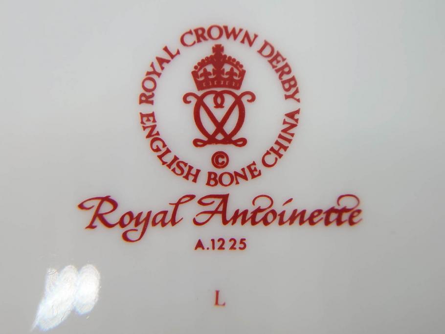 イギリス　ロイヤルクラウン　ダービー　ロイヤルアントワネット　ゴールドと花柄のデザインが素敵なトリオセット(ティーカップ&ソーサー、プレート、皿、C&S、ROYAL CROWN DERBY、洋食器)(R-073653)