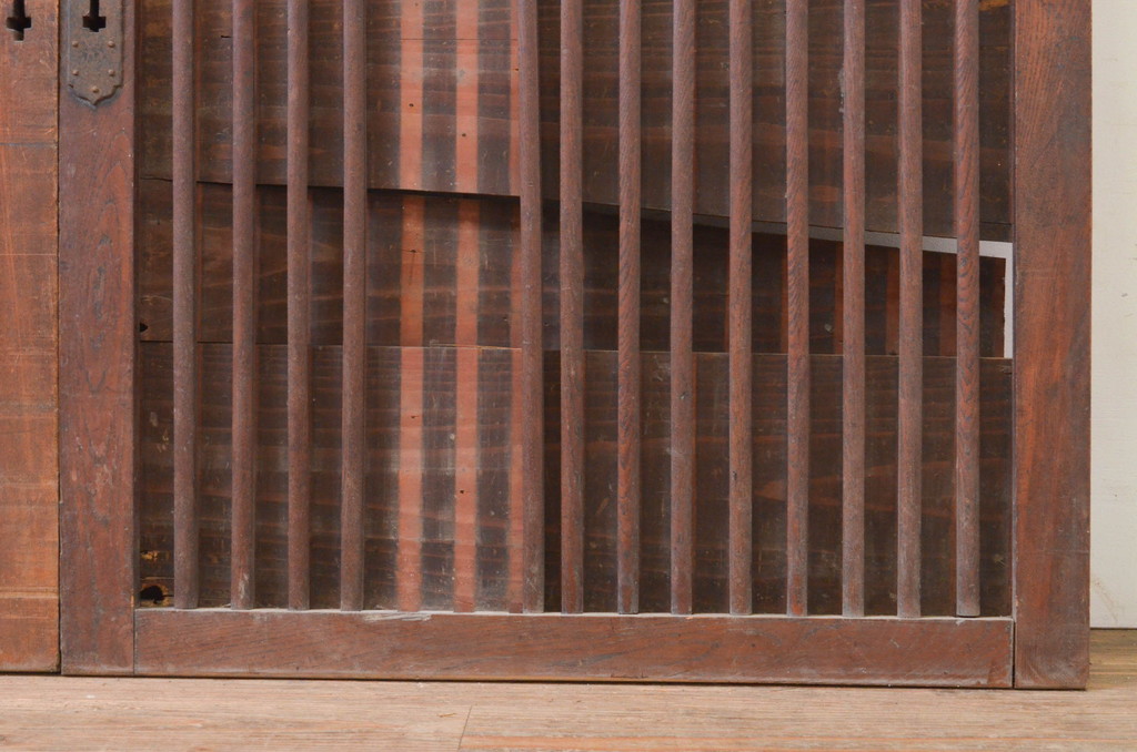 アンティーク建具　欅(ケヤキ)材枠　和の空間を演出する縦桟板戸窓2枚セット(引き戸、格子戸)(R-071002)