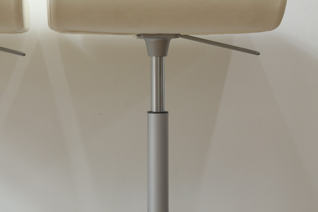 中古　短期展示品　美品　Cassinaixc.(カッシーナイクスシー)　Boomerang(ブーメラン)　シンプルで上品な佇まいが魅力のカウンターチェア2脚セット(回転椅子、ハイチェア、アームレスチェア、店舗什器)(R-069790)
