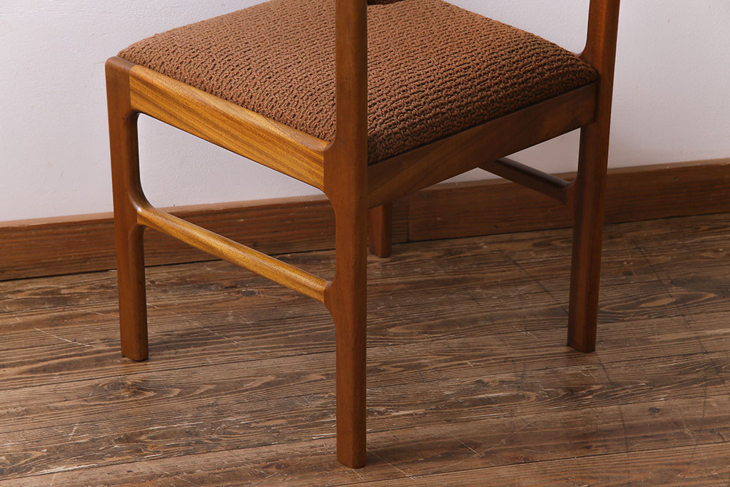 ヴィンテージ家具　北欧ビンテージ　チーク材　フレームの滑らかな質感が魅力のチェア(ダイニングチェア、椅子)(3)