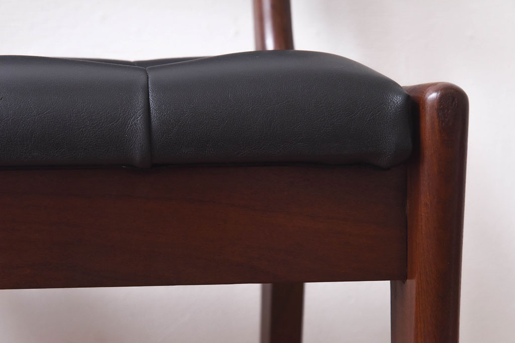 アンティーク家具　北欧・デンマーク　ボタン付きの黒のレザーが格好いいチェア(ダイニングチェア、椅子)(2)
