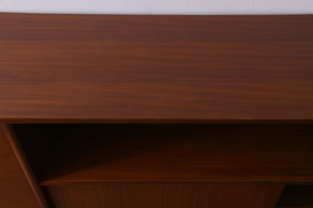 ヴィンテージ家具　北欧ビンテージ　チーク材　褐色と光沢が美しい大振りなサイズのカップボード(リビングボード、キャビネット)