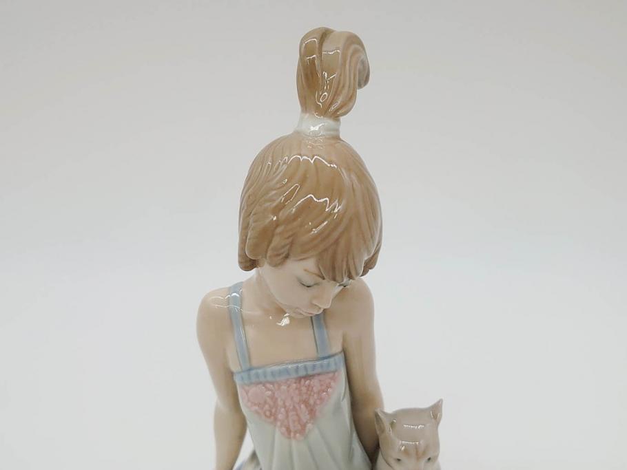 スペイン　リヤドロ　LLADRO　Bed time　猫とおしゃべりする少女　細やかな表情やしぐさの表現が見事なフィギュリン(ねこ、ネコ、陶器人形、置物、オブジェ)(R-073767)