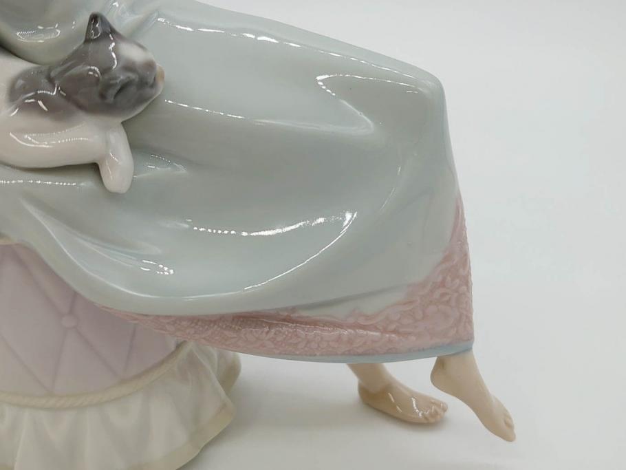 スペイン　リヤドロ　LLADRO　Bed time　猫とおしゃべりする少女　細やかな表情やしぐさの表現が見事なフィギュリン(ねこ、ネコ、陶器人形、置物、オブジェ)(R-073767)