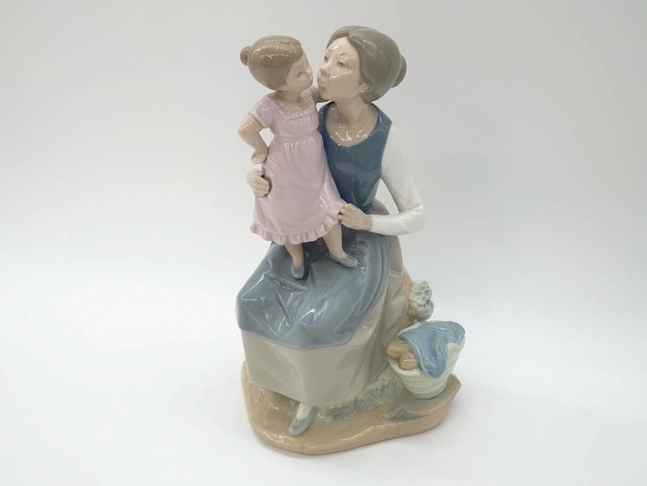 スペイン　リヤドロ　LLADRO　NAO　1980　親子　幸せなひと時を切り取った様なフィギュリン(ファミリー、家族、母、女の子、陶器人形、置物、オブジェ)(R-073770)