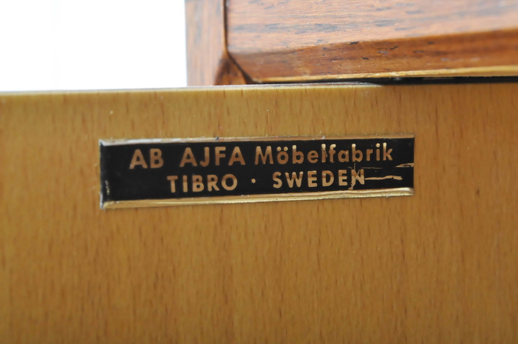 北欧ビンテージ　スウェーデン　AB AJFA Mobelfabrik TIBRO・SWEDEN　ローズウッド　洗練された北欧スタイルが叶うサイドボード(キャビネット、収納棚、戸棚、飾り棚、カップボード、ヴィンテージ)(R-065770)