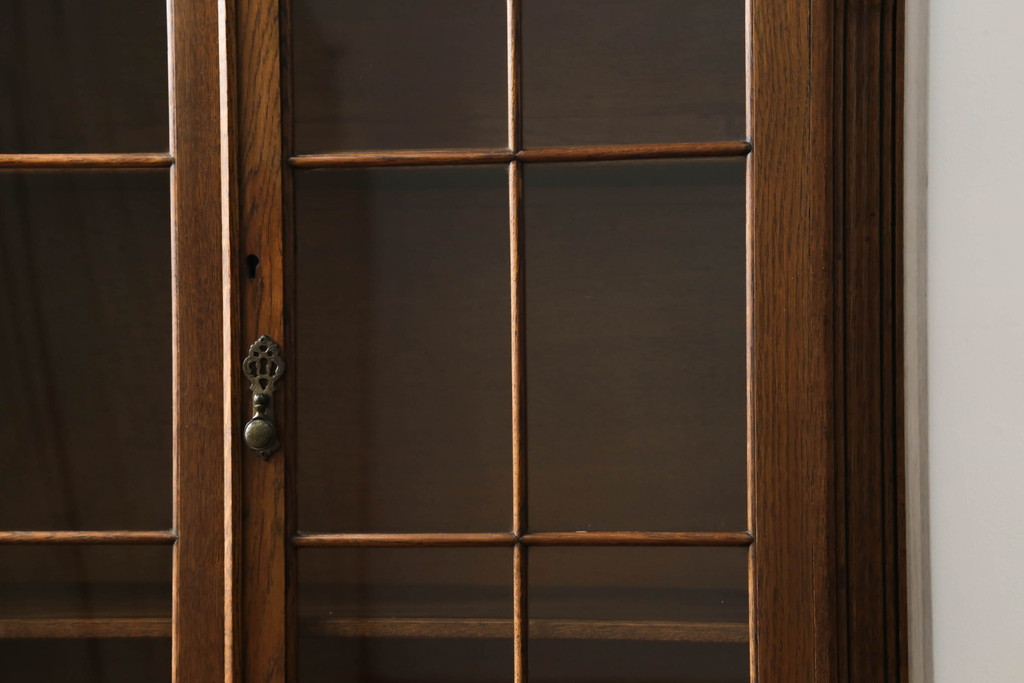 イギリスアンティーク　オーク材　クラシカルなデザインがお洒落なブックケース(本箱、キャビネット、収納棚、戸棚、飾り棚、英国)(R-067474)