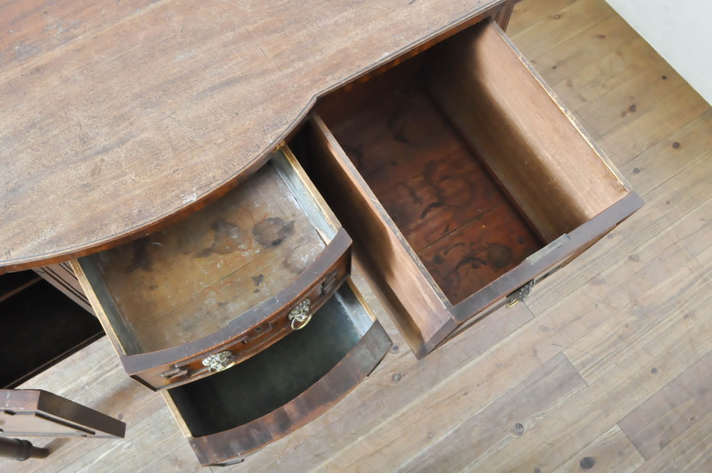 イギリスアンティーク　ウォールナット材　ライオンヘッドの引き手がクラシカルな雰囲気を高めるサイドボード(サイドチェスト、引き出し、コンソールテーブル)(R-065809)