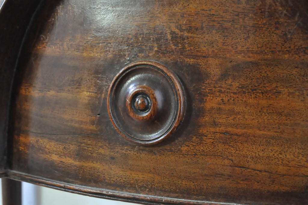 イギリスアンティーク　ウォールナット材　ライオンヘッドの引き手がクラシカルな雰囲気を高めるサイドボード(サイドチェスト、引き出し、コンソールテーブル)(R-065809)