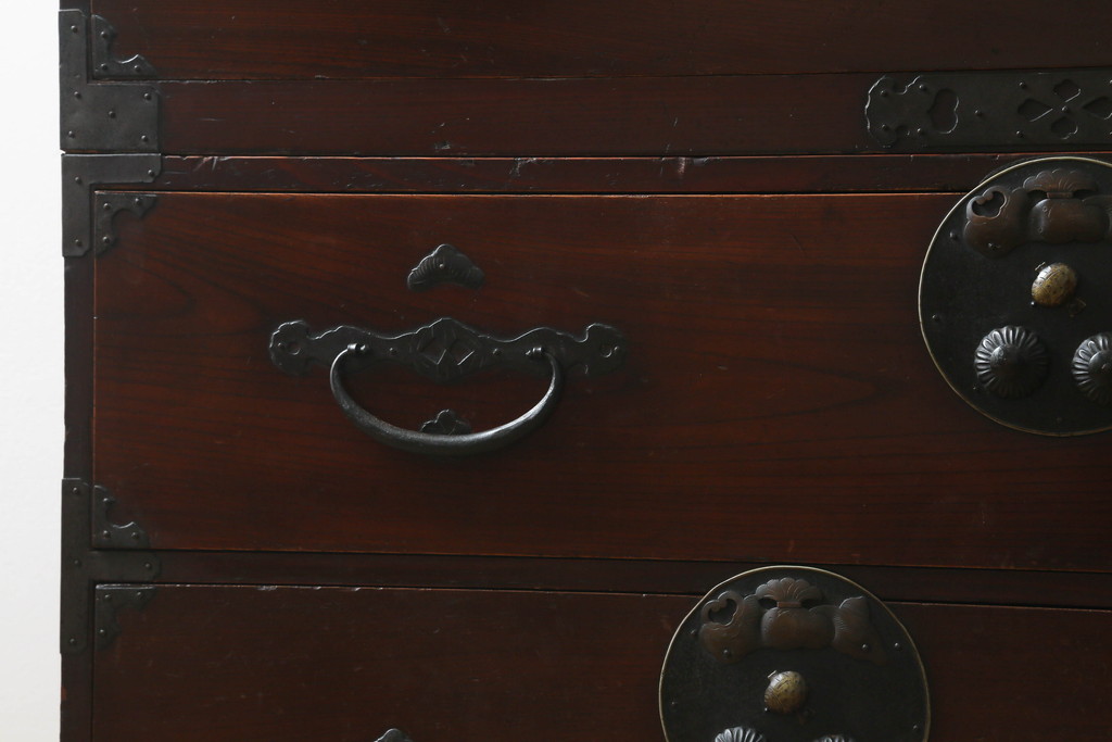 和製アンティーク　前面欅(ケヤキ)材　縁起物の金具が魅力の二本松箪笥(重ね箪笥、引き出し、衣装箪笥、整理タンス、時代箪笥、収納たんす)(R-065713)