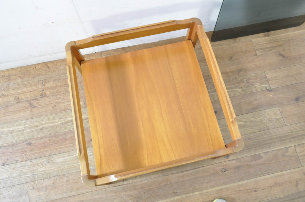 イギリスビンテージ　Myer(メイヤー)　天板が浮いたようなデザインとスモークガラスがお洒落なガラストップセンターテーブル(リビングテーブル、ローテーブル、ヴィンテージ、英国)(R-065812)
