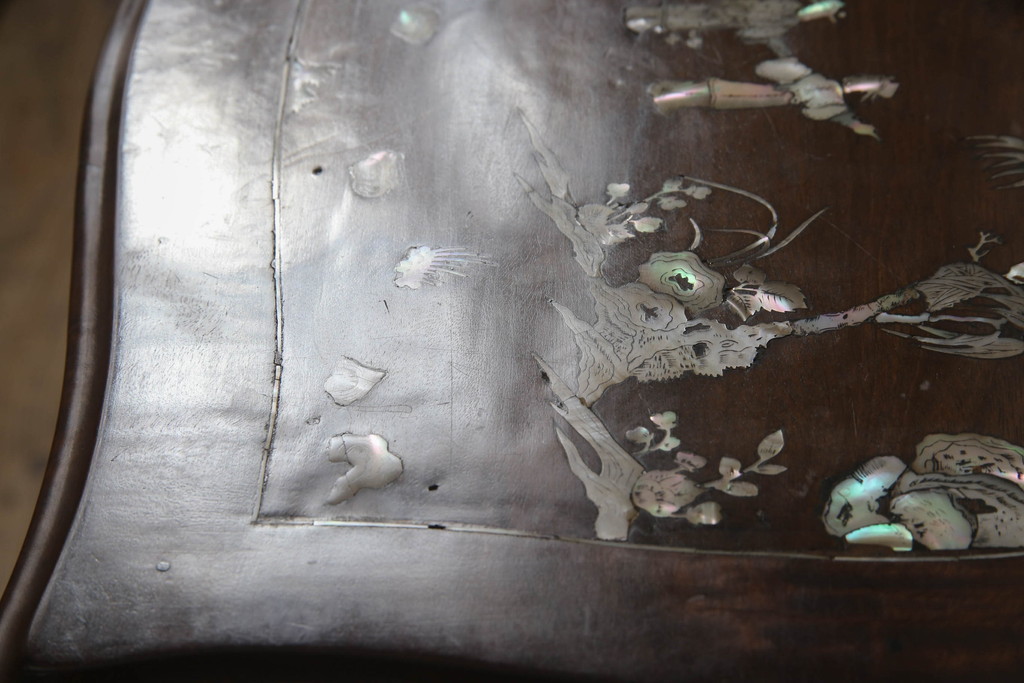 アジアンビンテージ　花梨(カリン)材　鳥眼杢(バーズアイ)　彫刻　象嵌入り　螺鈿細工が美しいサイドテーブル(ヴィンテージ、花台、飾り台)(R-062874)