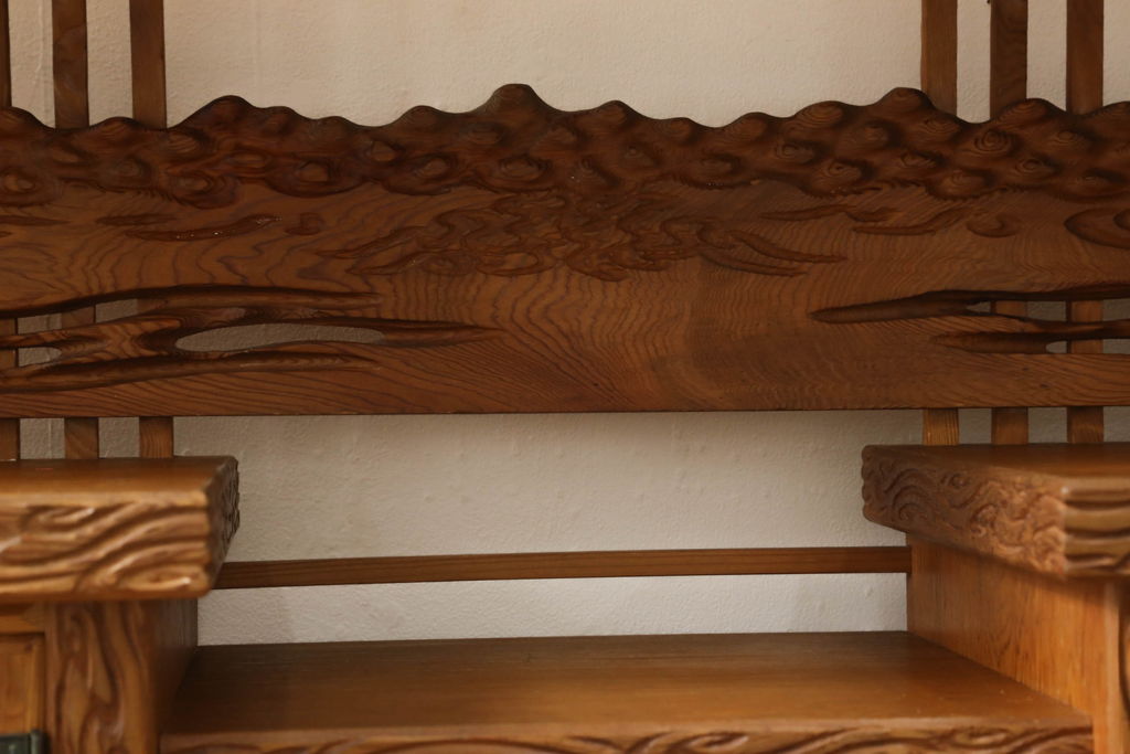 中古　民芸家具　屋久杉　彫刻と木の味わいが趣溢れる飾り棚(全体的に合板です)(収納棚、茶棚、サイドボード)(R-047699)