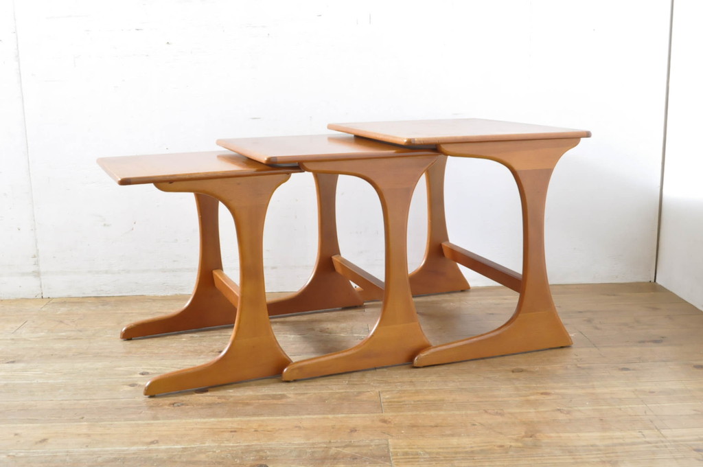 イギリスビンテージ　チーク材　木の温もりと美しいフォルムが魅力的なネストテーブル(サイドテーブル、カフェテーブル、コーヒーテーブル、ローテーブル、英国、ヴィンテージ)(R-065654)
