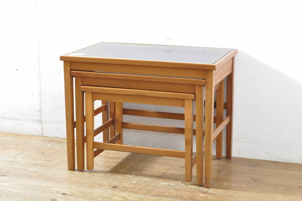 イギリスビンテージ　チーク材　ガラストップがアクセントのネストテーブル(センターテーブル、サイドテーブル、カフェテーブル、コーヒーテーブル、ローテーブル、英国、ヴィンテージ)(R-065655)