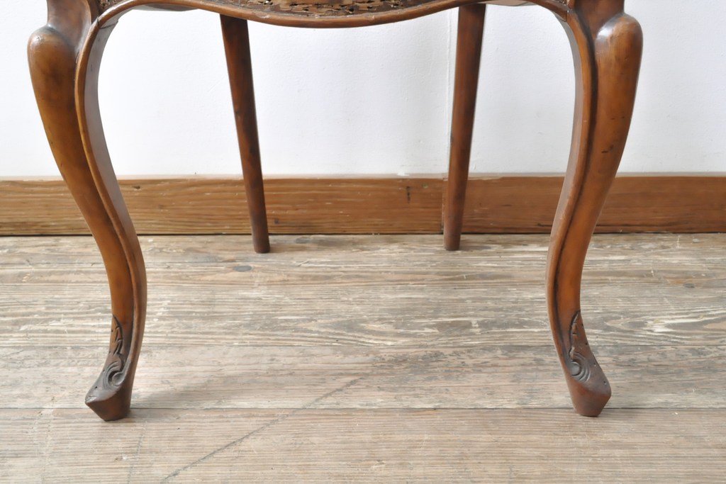 イギリスアンティーク　マホガニー材　繊細なレリーフが優雅な印象を高めるバルーンバックチェア(ダイニングチェア、椅子)(R-055200)