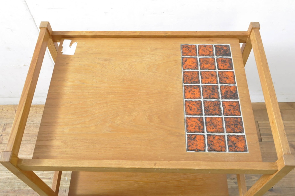 北欧ビンテージ　チーク材　タイルトップがアクセントのキャスターワゴンテーブル(トロリー、キッチンワゴン、キッチンラック、サイドテーブル、ヴィンテージ)(R-065666)