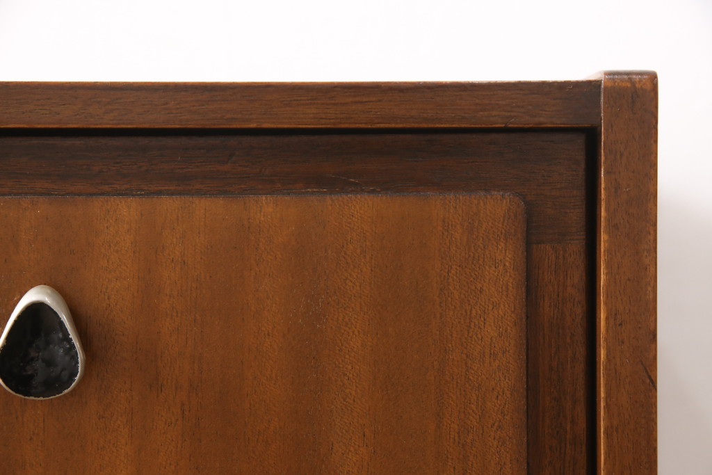 ヴィンテージ家具　イギリスビンテージ　チーク材　レトロな雰囲気を醸しだすサイドボード(収納棚、リビングボード、サイドチェスト)(R-050788)