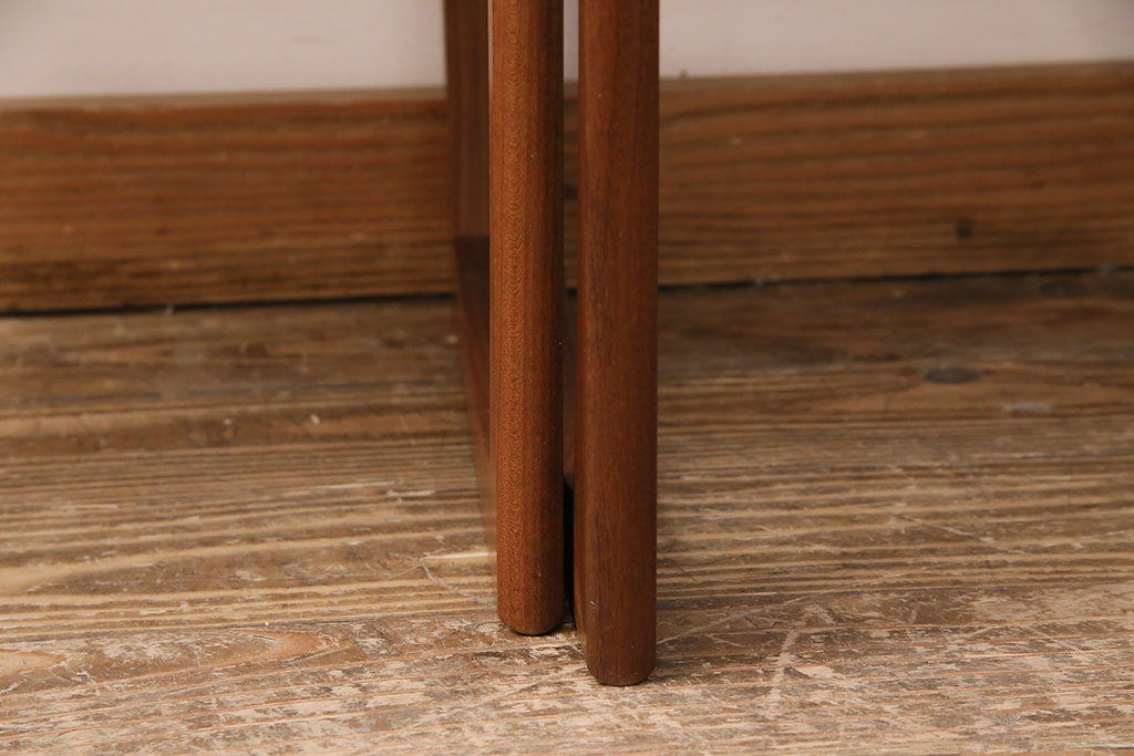イギリスヴィンテージ　北欧スタイル　G-PLAN(ジープラン)　チーク材　温かみのある木味が魅力のネストテーブル(サイドテーブル)(R-050161)