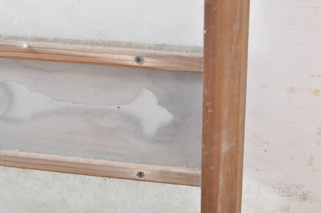 アンティーク建具　落ち着いた和の空間を演出する透かし彫り入りガラス窓2枚セット(引き戸、ガラス戸)(R-072084)